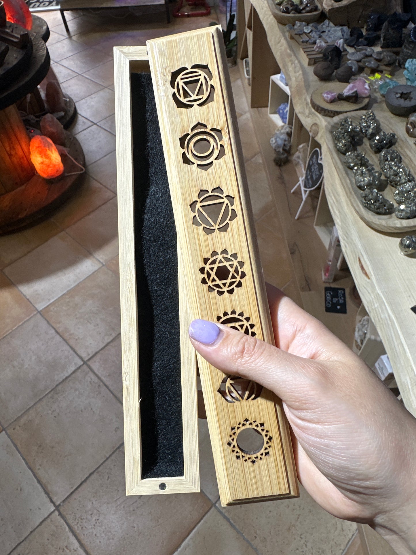 Scatola di legno con magnete, 7 chakra