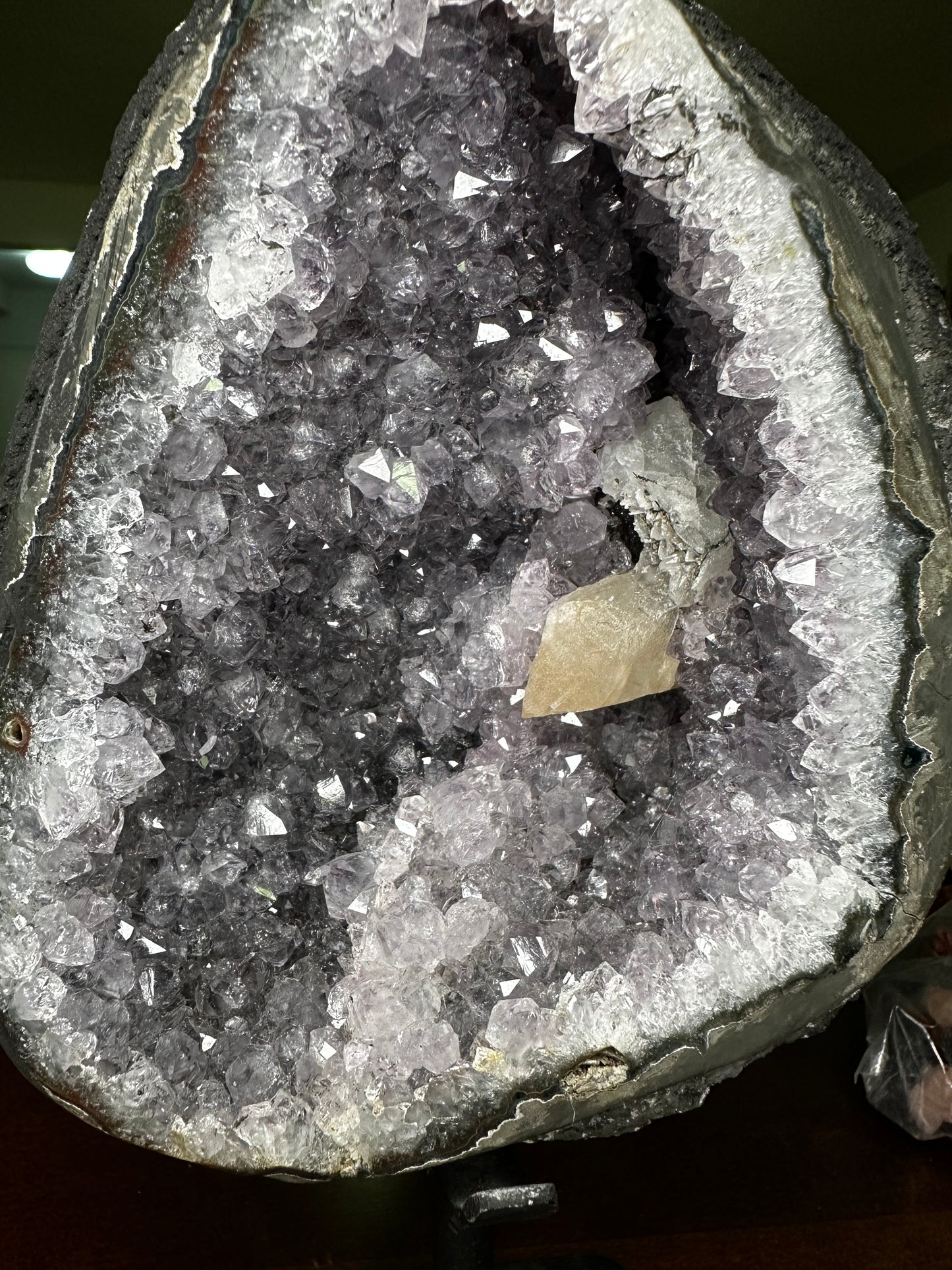 Uovo di ametista con formazione di calcite + piedistallo di ferro