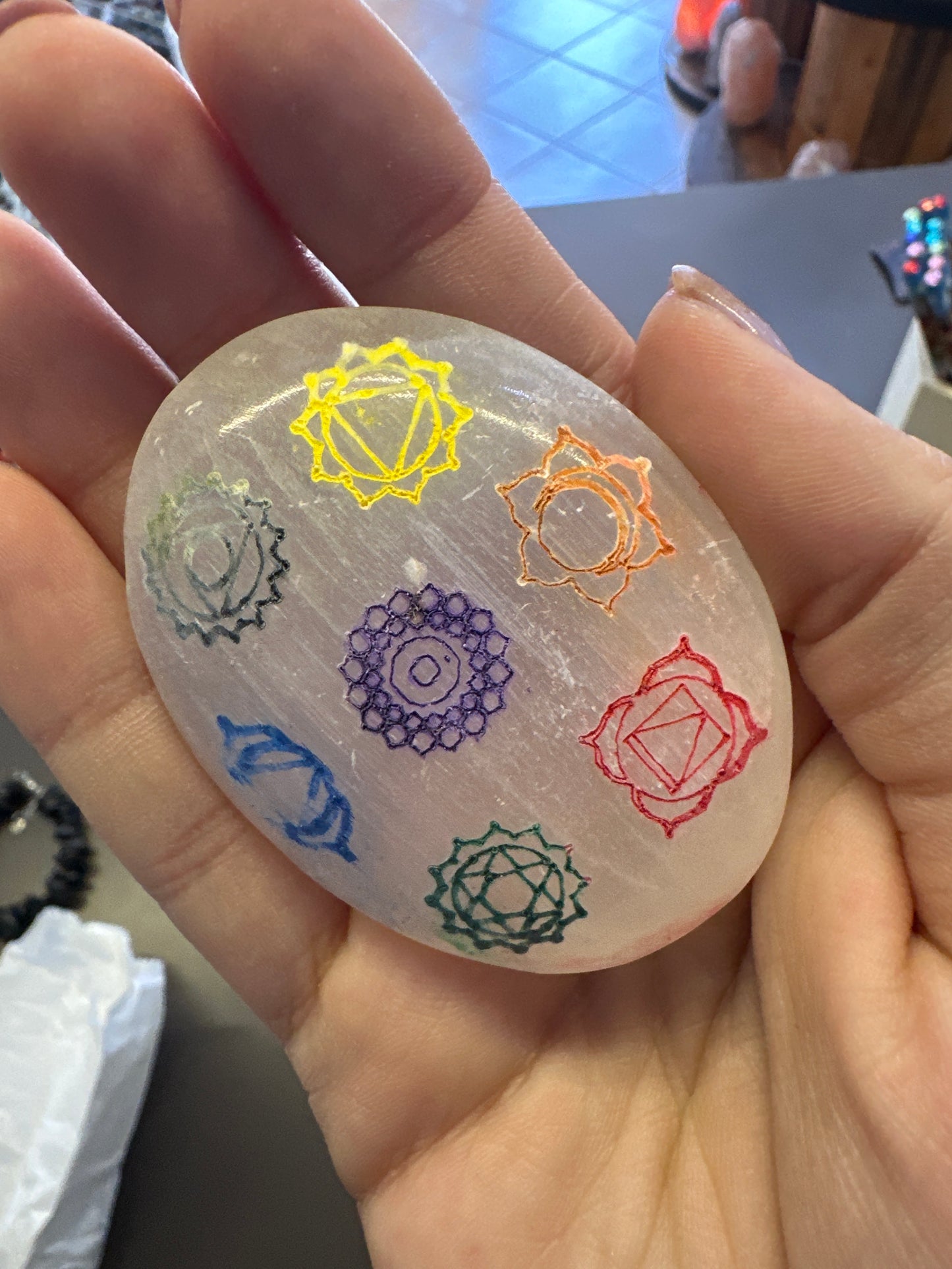 Palmstone di Selenite con 7chakra