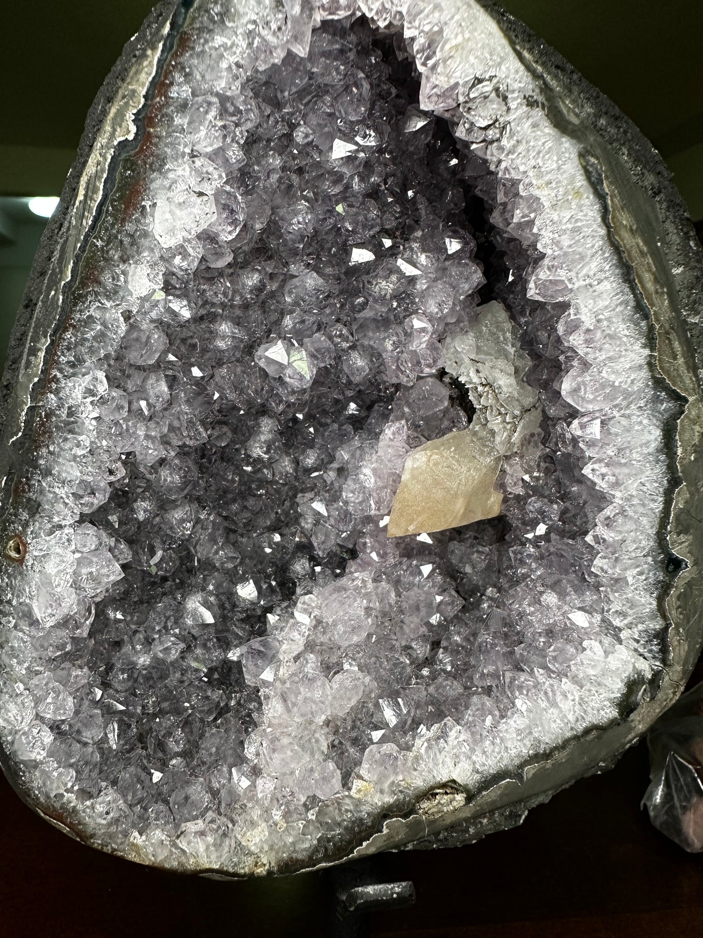 Uovo di ametista con formazione di calcite + piedistallo di ferro