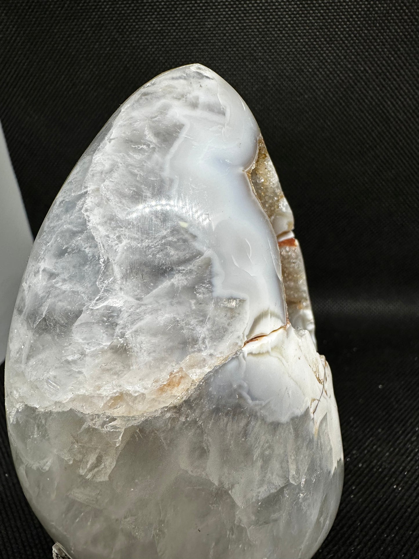 Uovo con geode di Agata naturale.