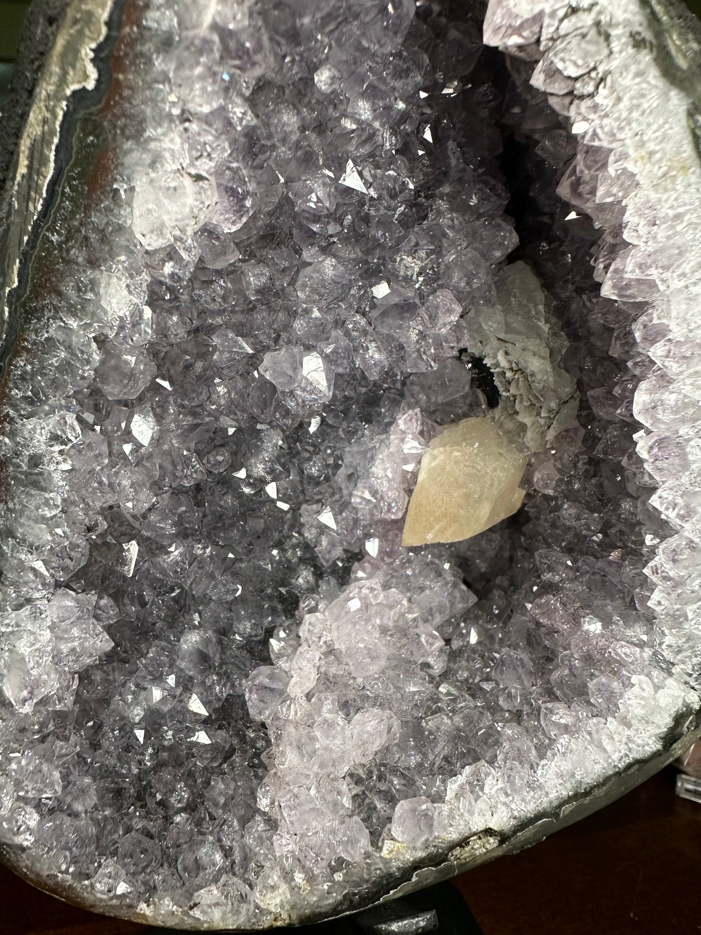 Uovo di ametista con formazione di calcite + piedistallo di ferro