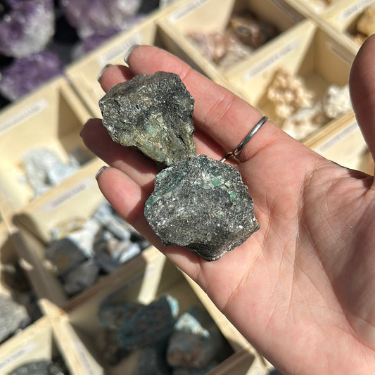 Smeraldo grezzo in matrice