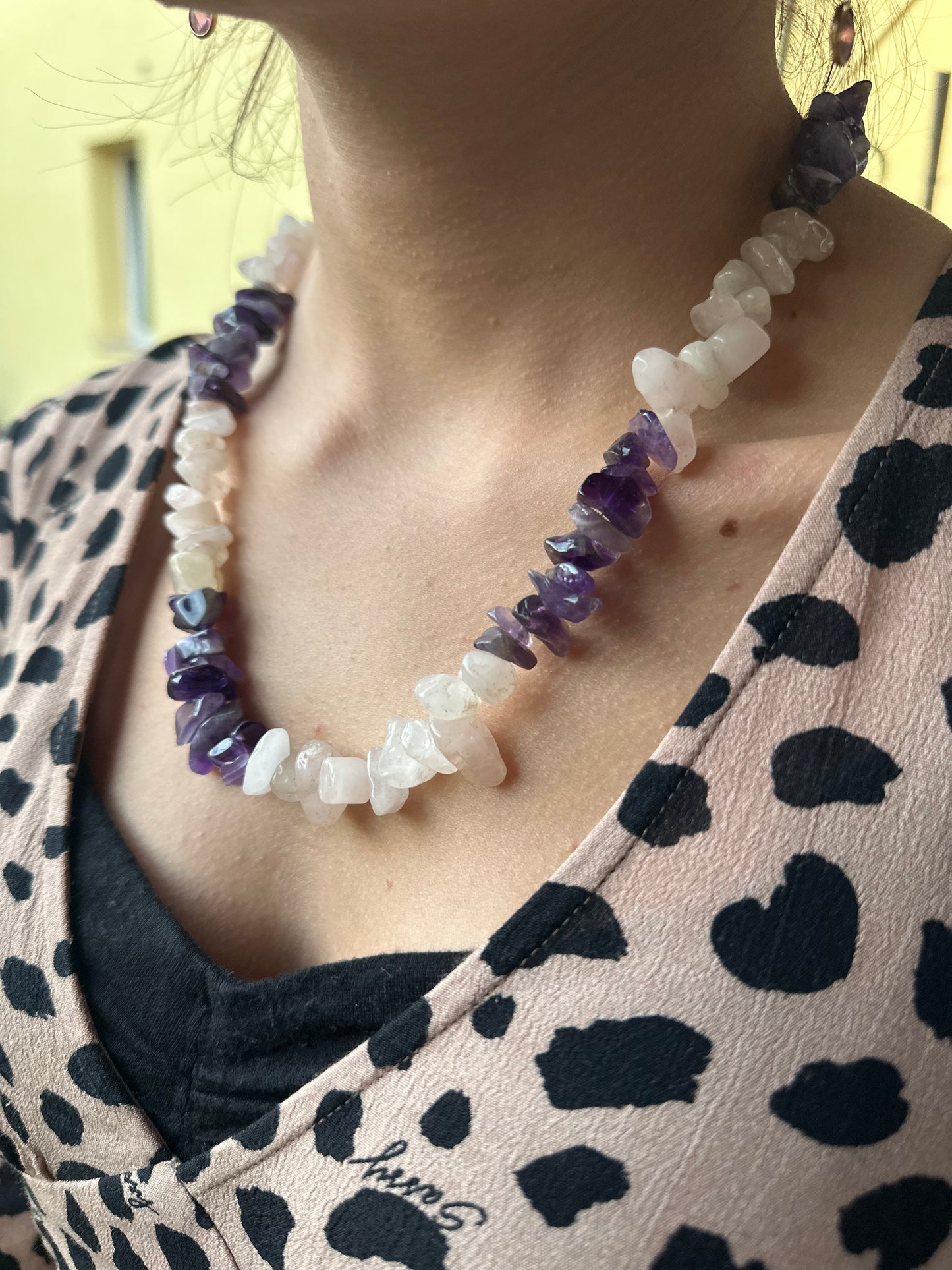 Collana con chips grandi di quarzo rosa e ametista