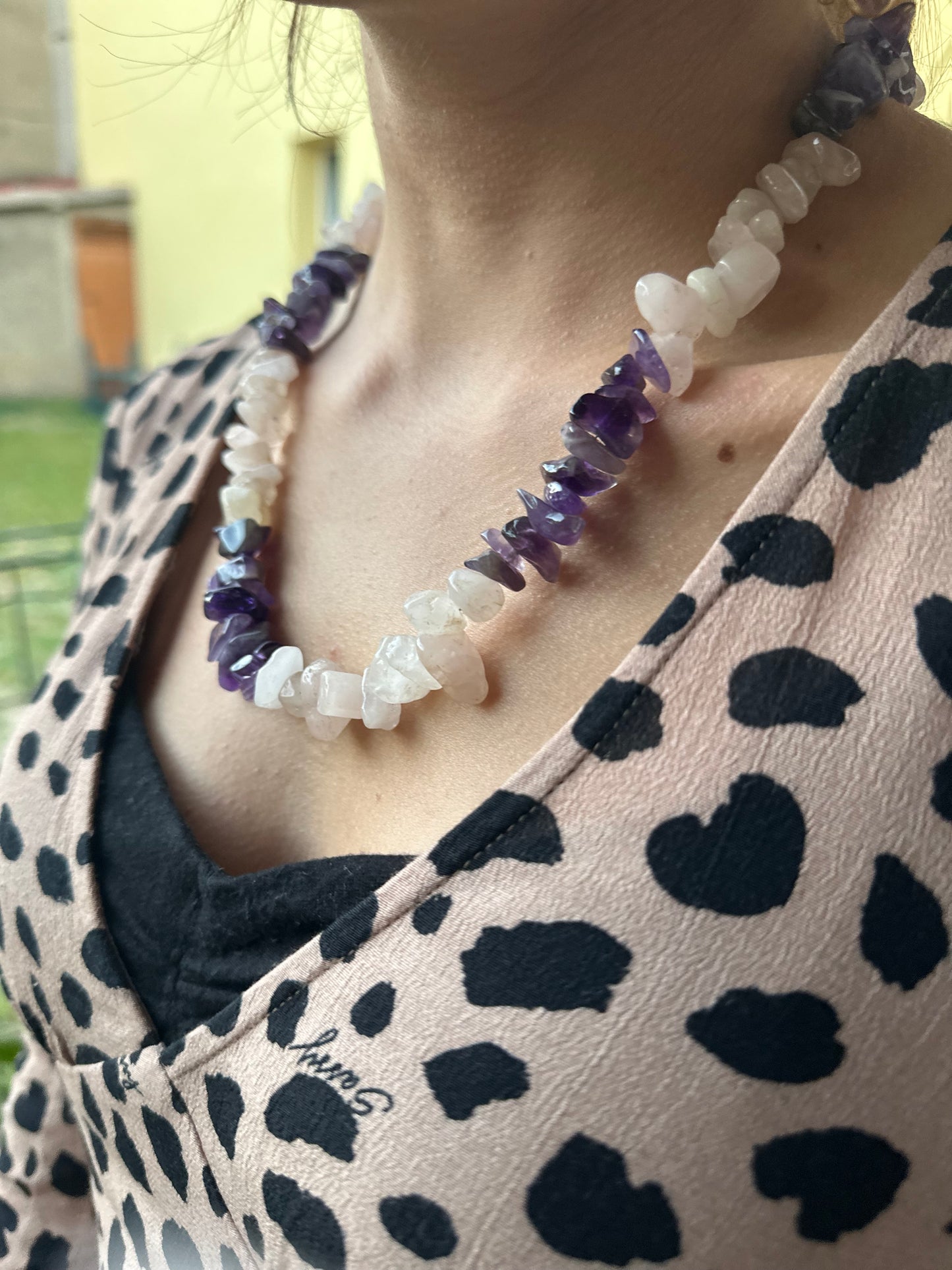 Collana con chips grandi di quarzo rosa e ametista