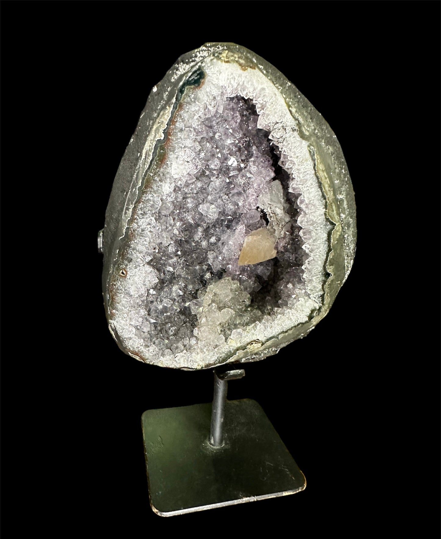 Uovo di ametista con formazione di calcite + piedistallo di ferro