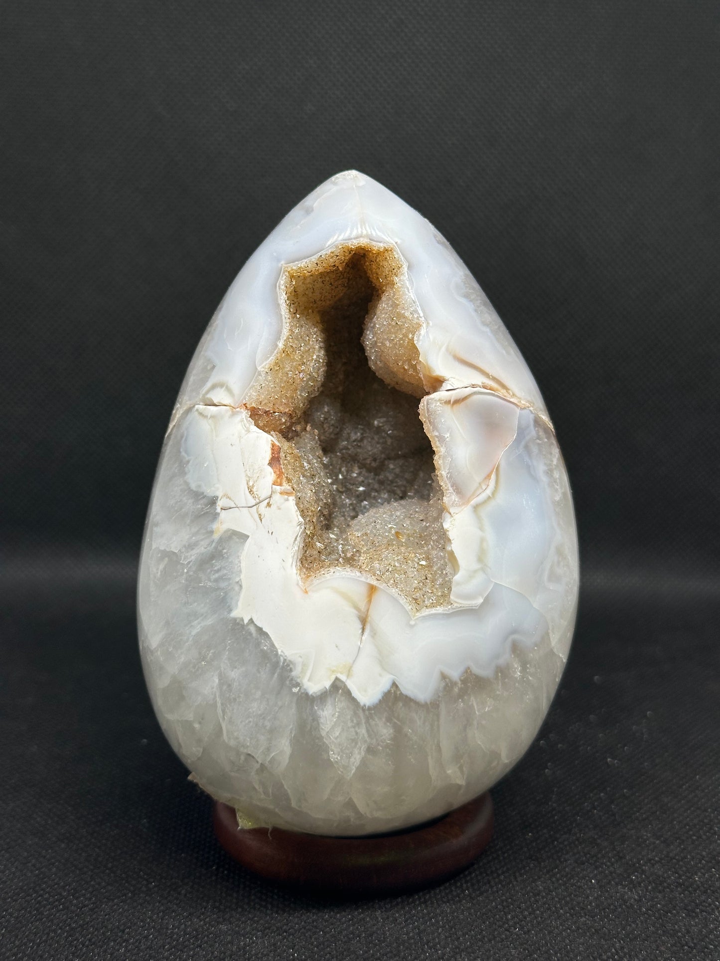 Uovo con geode di Agata naturale.