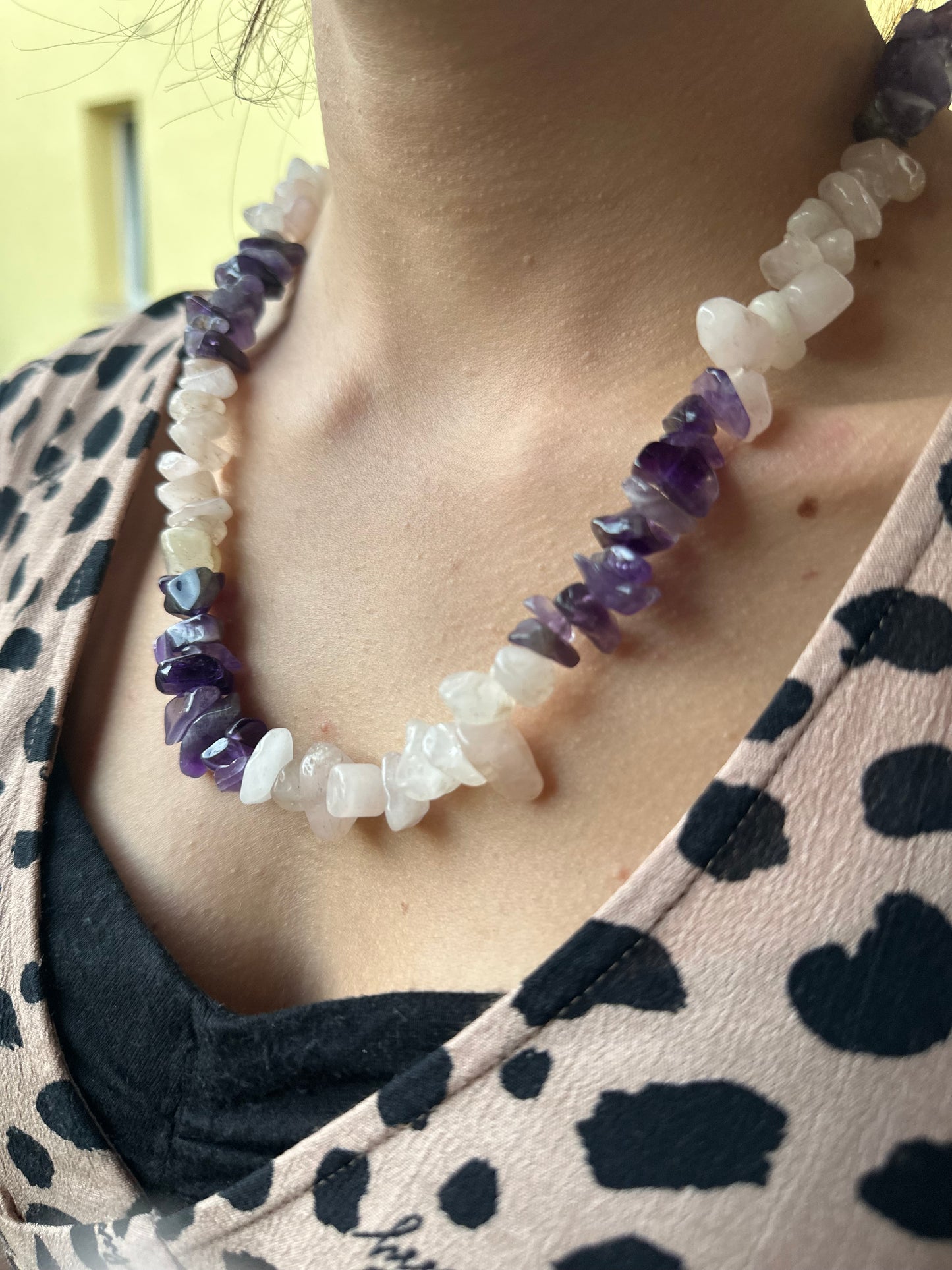 Collana con chips grandi di quarzo rosa e ametista