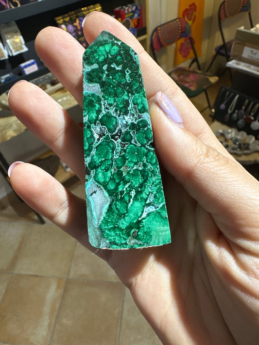 Torre di malachite con inclusione di Crisocolla levigata