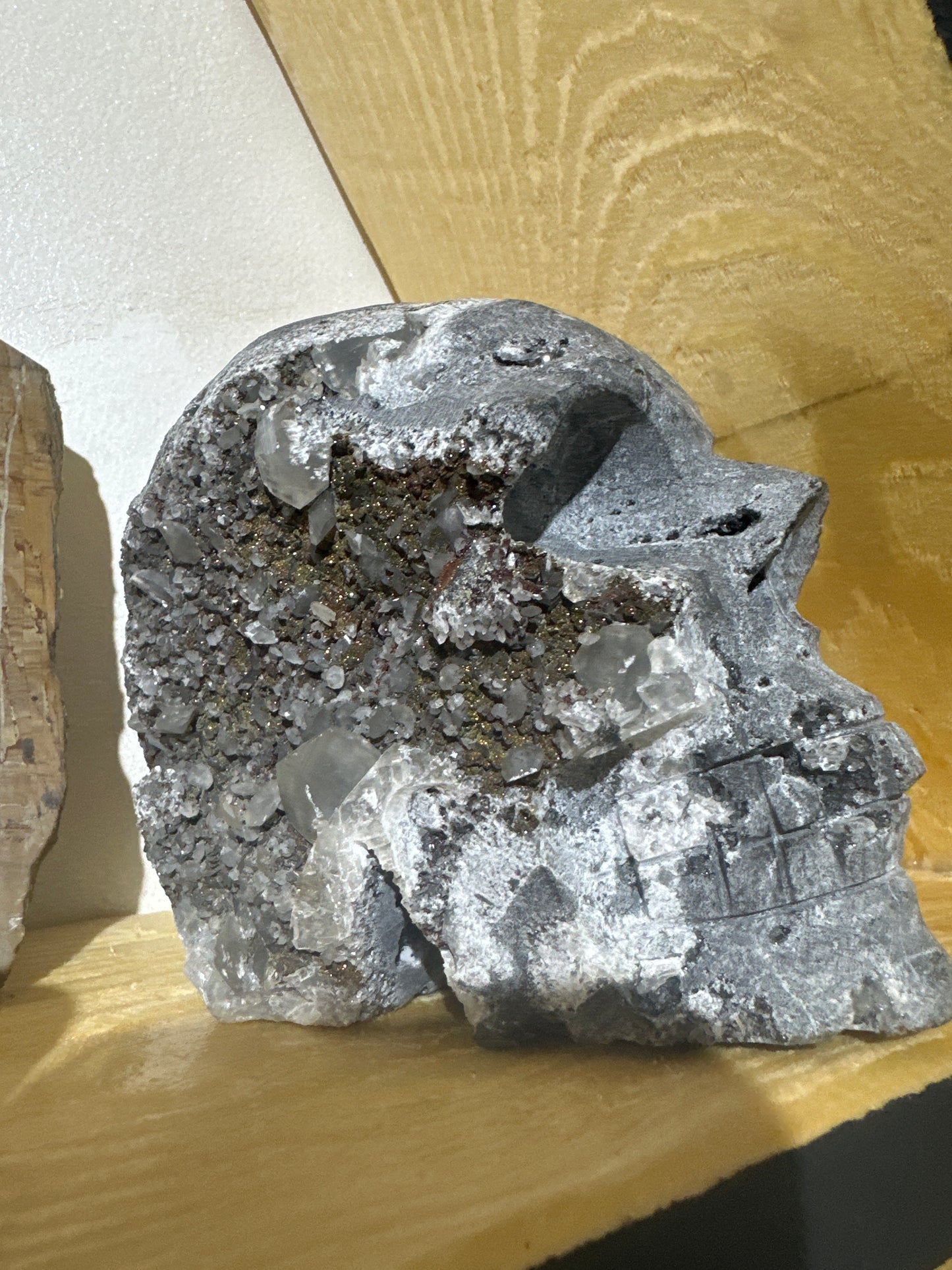 Teschio in quarzo, calcedonio e calcopirite