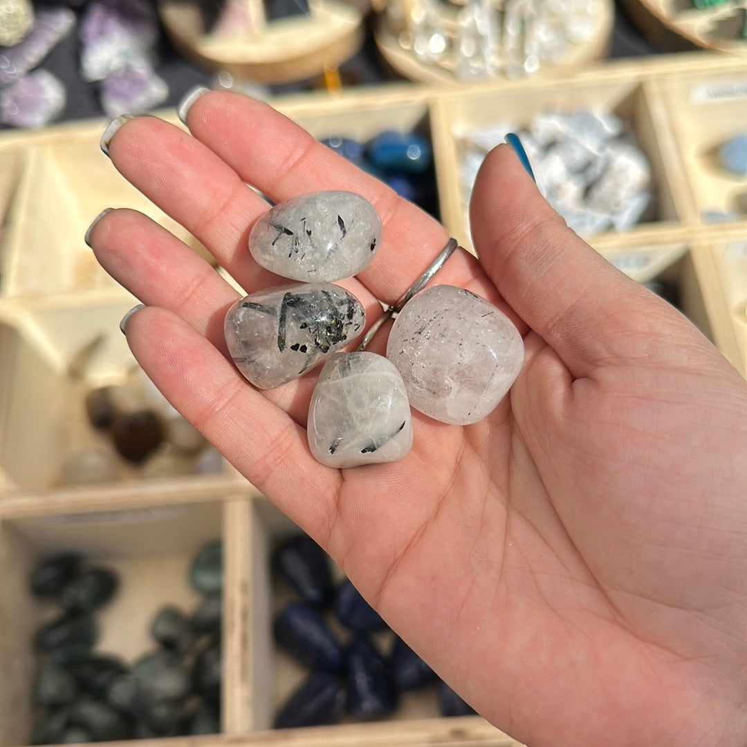 Quarzo tormalinato burattato