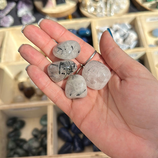 Quarzo tormalinato burattato