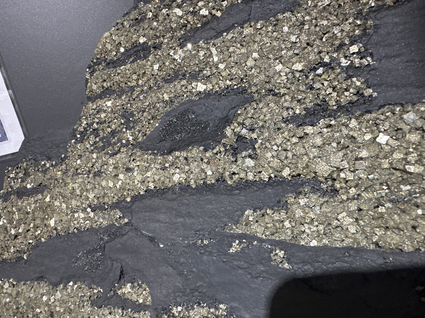 Lastra di Shungite grezza con Pirite