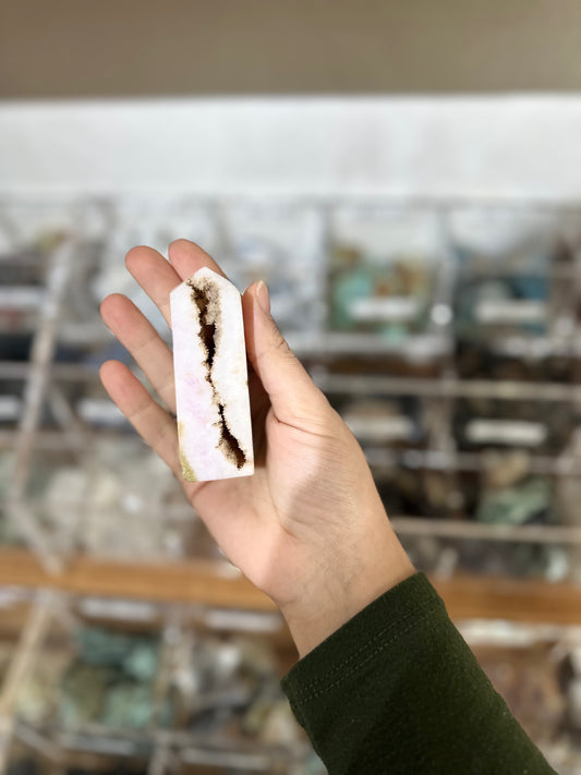 Torre in Aragonite rosa con geode