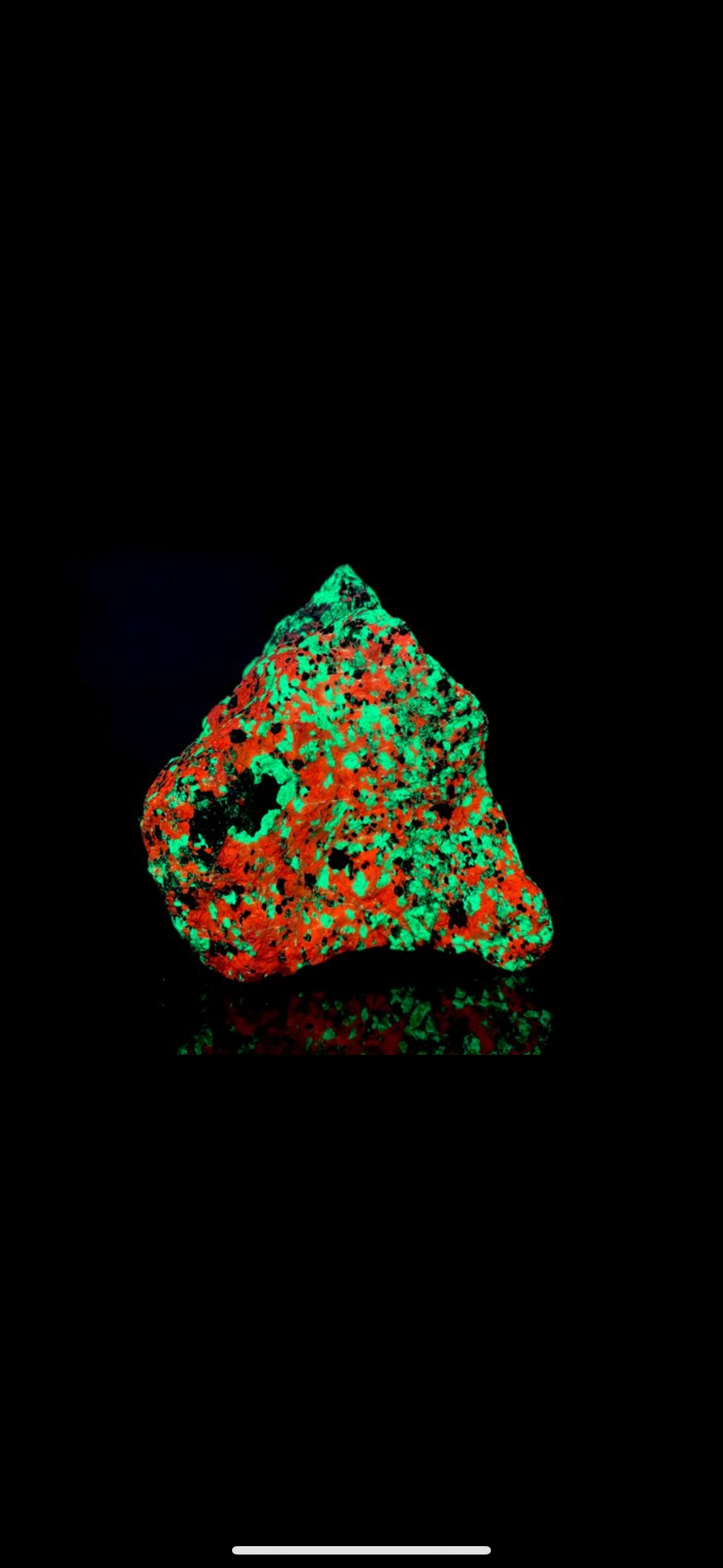 Willemite e Calcite con “occhio” di Franklinite fluorescente