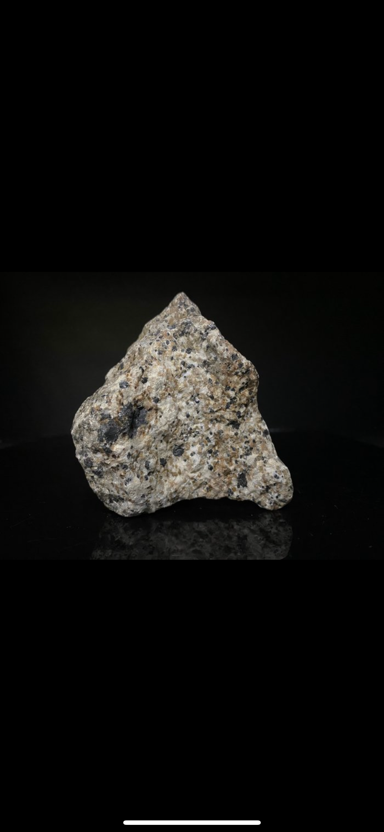 Willemite e Calcite con “occhio” di Franklinite fluorescente