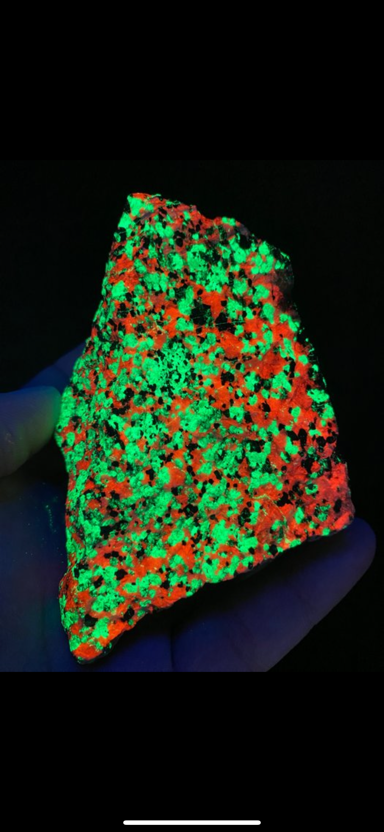 Willemite e Calcite con “occhio” di Franklinite fluorescente