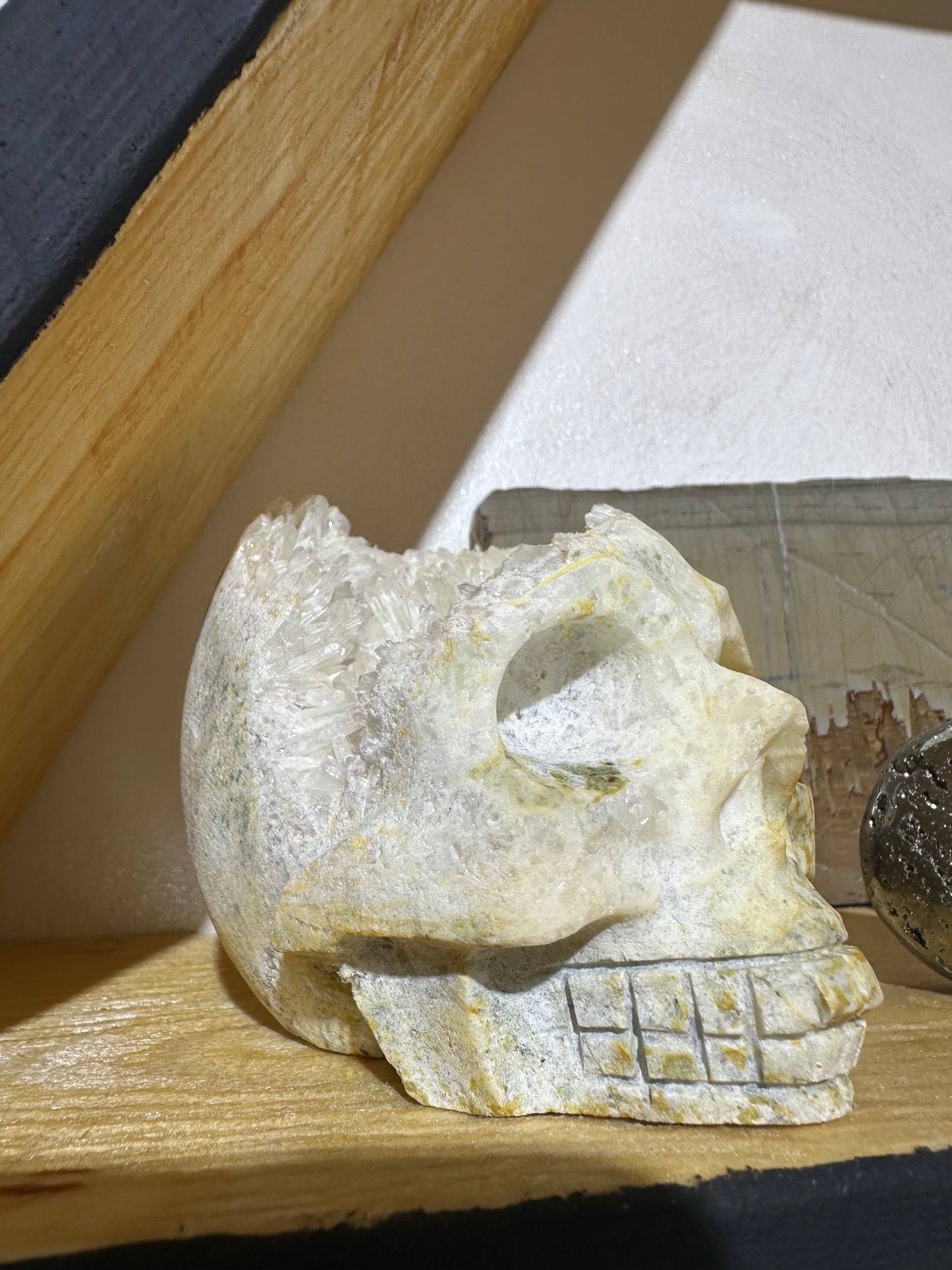 Teschio di Quarzo ialino grezzo con mini cristalli