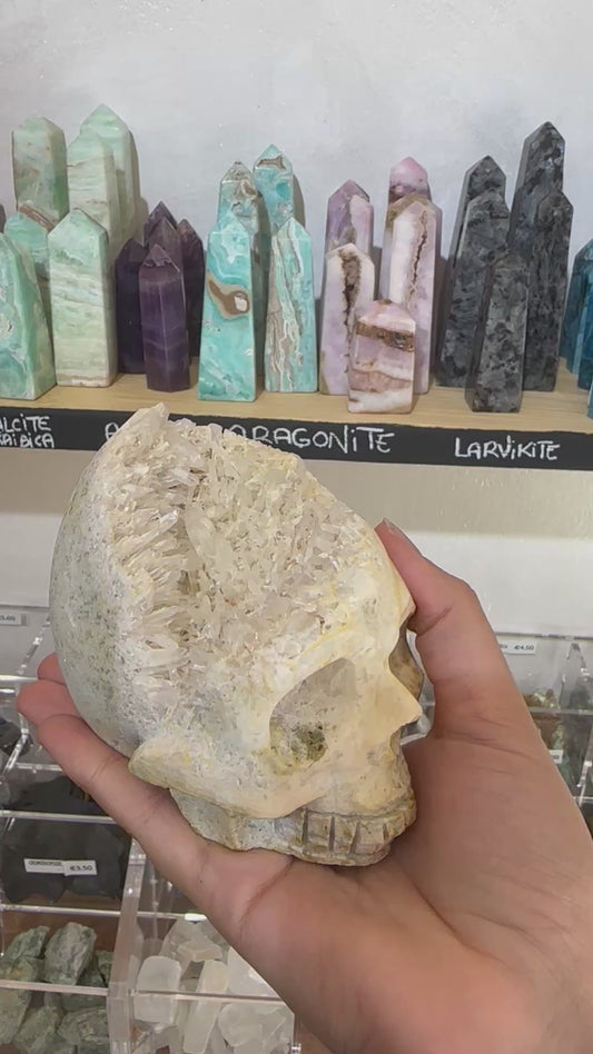 Teschio di Quarzo ialino grezzo con mini cristalli