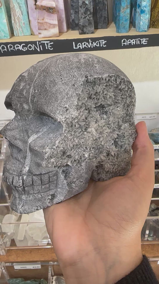 Teschio in quarzo, calcedonio e calcopirite